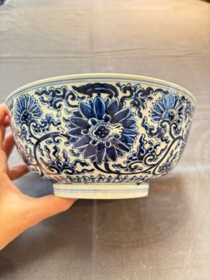 A Chinese blue and white 'lotus scroll' bowl, Xuande mark, Kangxi — 照片 2