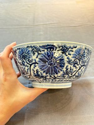 A Chinese blue and white 'lotus scroll' bowl, Xuande mark, Kangxi — 照片 3