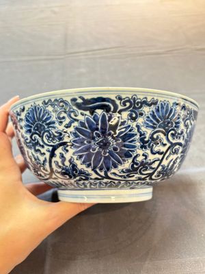 A Chinese blue and white 'lotus scroll' bowl, Xuande mark, Kangxi — 照片 4