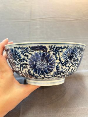A Chinese blue and white 'lotus scroll' bowl, Xuande mark, Kangxi — 照片 5