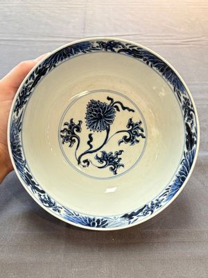 A Chinese blue and white 'lotus scroll' bowl, Xuande mark, Kangxi — 照片 6