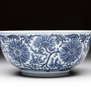 A Chinese blue and white 'lotus scroll' bowl, Xuande mark, Kangxi — 照片 1