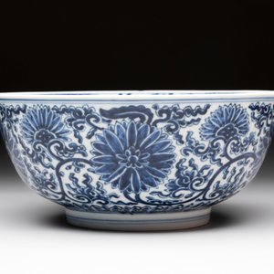 A Chinese blue and white 'lotus scroll' bowl, Xuande mark, Kangxi — 照片 2
