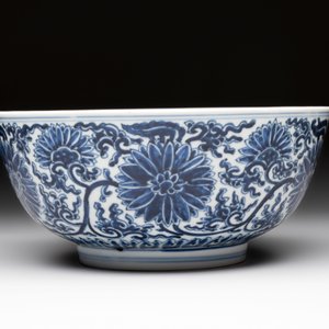A Chinese blue and white 'lotus scroll' bowl, Xuande mark, Kangxi — 照片 3