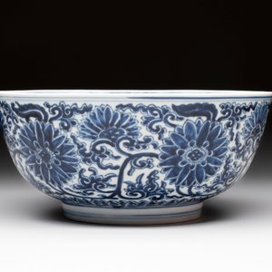 A Chinese blue and white 'lotus scroll' bowl, Xuande mark, Kangxi — 照片 4