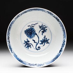 A Chinese blue and white 'lotus scroll' bowl, Xuande mark, Kangxi — 照片 5