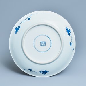 A Chinese blue and white 'lotus scroll' charger, Kangxi — 照片 2
