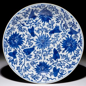 A Chinese blue and white lotus scroll dish, Kangxi — 照片 1