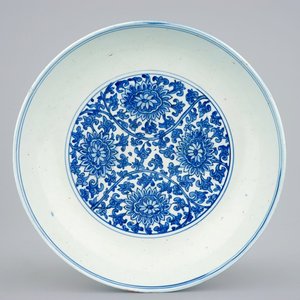 A Chinese blue and white lotus scroll dish, Ming Dynasty, mark and period of Wanli (1573-1619) — 照片 1