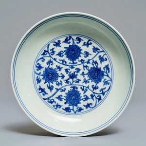 A Chinese blue and white 'lotus scroll' dish, Wanli mark and of the period — 照片 1