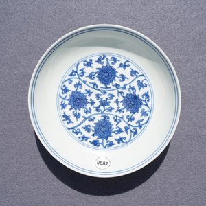 A Chinese blue and white 'lotus scroll' dish, Wanli mark and of the period — 照片 3