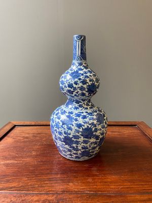 A Chinese blue and white 'lotus scroll' double gourd vase, Jiajing/Wanli — 照片 1