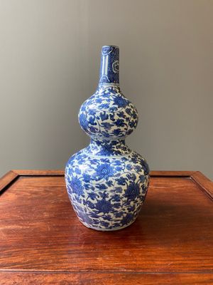 A Chinese blue and white 'lotus scroll' double gourd vase, Jiajing/Wanli — 照片 3