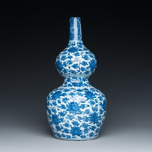 A Chinese blue and white 'lotus scroll' double gourd vase, Jiajing/Wanli — 照片 4
