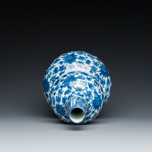 A Chinese blue and white 'lotus scroll' double gourd vase, Jiajing/Wanli — 照片 5