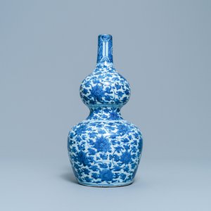 A Chinese blue and white 'lotus scroll' double gourd vase, Wanli — 照片 3