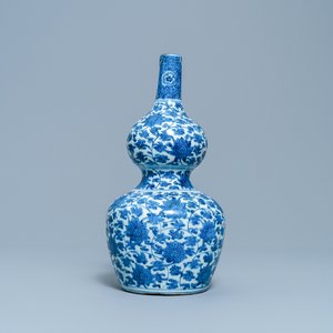 A Chinese blue and white 'lotus scroll' double gourd vase, Wanli — 照片 4