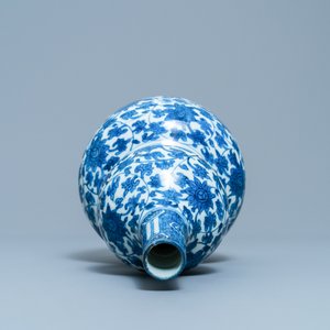 A Chinese blue and white 'lotus scroll' double gourd vase, Wanli — 照片 5