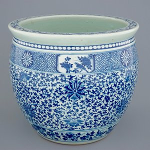 A Chinese blue and white lotus scroll fish bowl, 19th C. — photo 1
