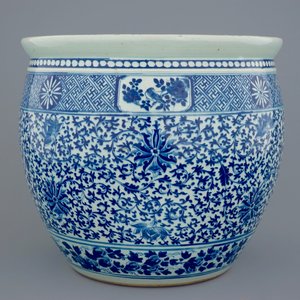 A Chinese blue and white lotus scroll fish bowl, 19th C. — photo 3