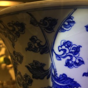 A Chinese blue and white lotus scroll gu beaker vase, Kangxi — photo 7