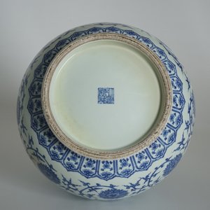 A Chinese blue and white lotus scroll hu vase, Qianlong mark, 20th C. — 照片 12