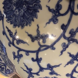 A Chinese blue and white lotus scroll hu vase, Qianlong mark, 20th C. — 照片 19