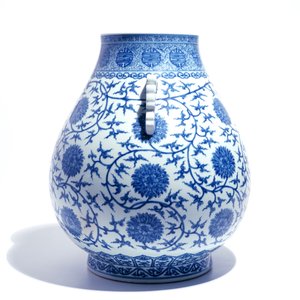 A Chinese blue and white lotus scroll hu vase, Qianlong mark, 20th C. — 照片 2