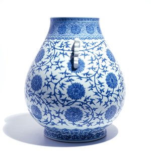 A Chinese blue and white lotus scroll hu vase, Qianlong mark, 20th C. — 照片 4