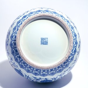 A Chinese blue and white lotus scroll hu vase, Qianlong mark, 20th C. — 照片 6