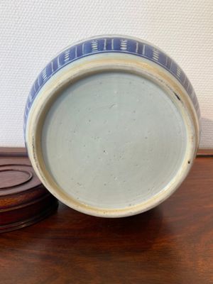 A Chinese blue and white 'lotus scroll' jar, Qianlong — photo 6