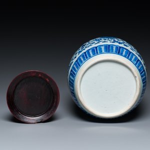 A Chinese blue and white 'lotus scroll' jar, Qianlong — photo 7