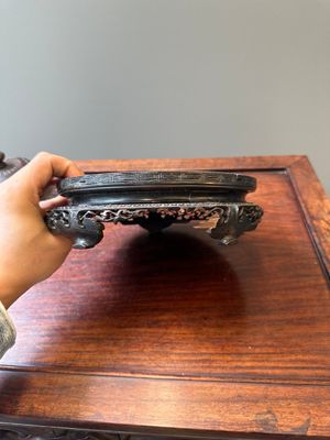 A Chinese blue and white 'lotus scroll' jar with wooden cover and stand, Kangxi — 照片 16