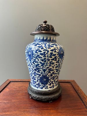 A Chinese blue and white 'lotus scroll' jar with wooden cover and stand, Kangxi — 照片 2