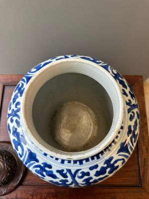 A Chinese blue and white 'lotus scroll' jar with wooden cover and stand, Kangxi — 照片 4
