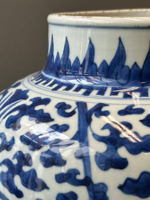A Chinese blue and white 'lotus scroll' jar with wooden cover and stand, Kangxi — 照片 7