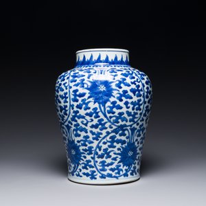 A Chinese blue and white 'lotus scroll' jar with wooden cover and stand, Kangxi — 照片 2