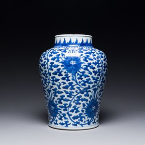 A Chinese blue and white 'lotus scroll' jar with wooden cover and stand, Kangxi — 照片 3