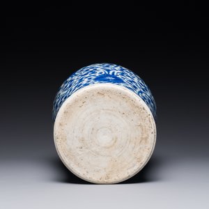 A Chinese blue and white 'lotus scroll' jar with wooden cover and stand, Kangxi — 照片 4