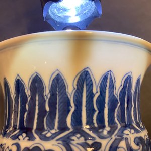 A Chinese blue and white 'lotus scroll' spittoon or zhadou, Kangxi — 照片 13