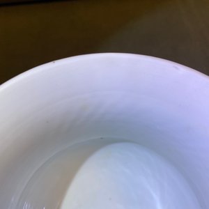 A Chinese blue and white 'lotus scroll' spittoon or zhadou, Kangxi — 照片 15