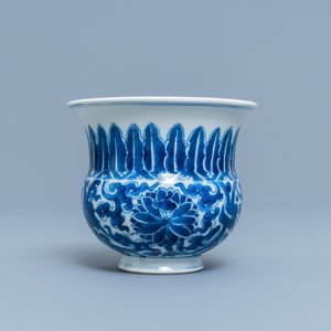 A Chinese blue and white 'lotus scroll' spittoon or zhadou, Kangxi — 照片 2