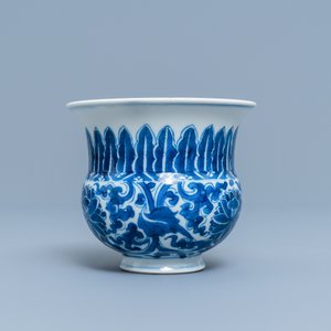 A Chinese blue and white 'lotus scroll' spittoon or zhadou, Kangxi — 照片 4