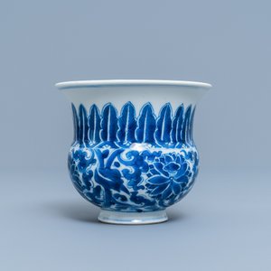 A Chinese blue and white 'lotus scroll' spittoon or zhadou, Kangxi — 照片 5