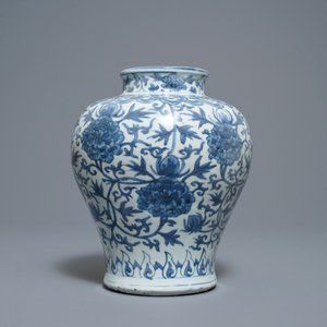 A Chinese blue and white 'lotus scroll' vase, 19/20th C. — photo 2