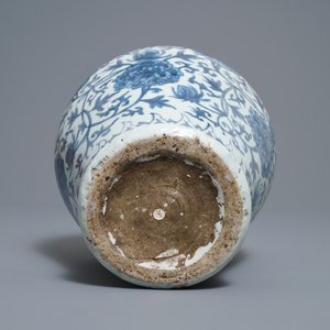 A Chinese blue and white 'lotus scroll' vase, 19/20th C. — photo 6