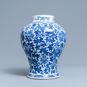 A Chinese blue and white 'lotus scroll' vase, 19th C. — photo 4