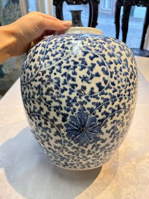 A Chinese blue and white 'Lotus Scroll' vase, 19th C. — photo 3