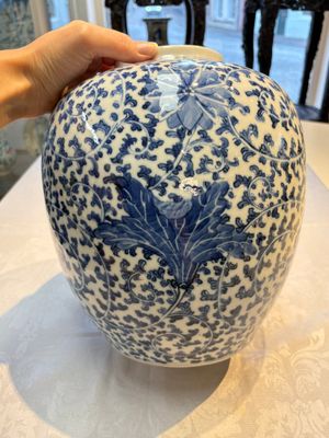 A Chinese blue and white 'Lotus Scroll' vase, 19th C. — photo 5