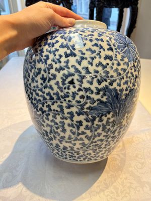 A Chinese blue and white 'Lotus Scroll' vase, 19th C. — photo 8